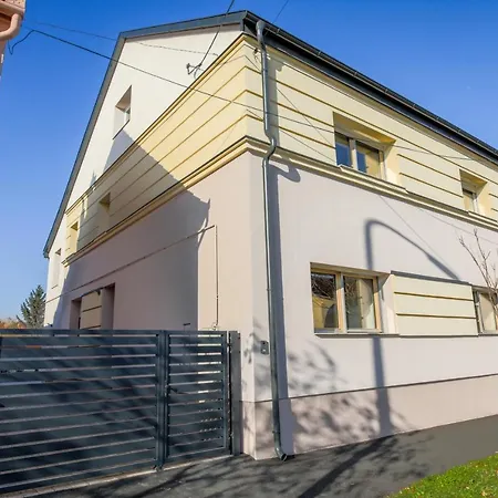 Pater Apartment *